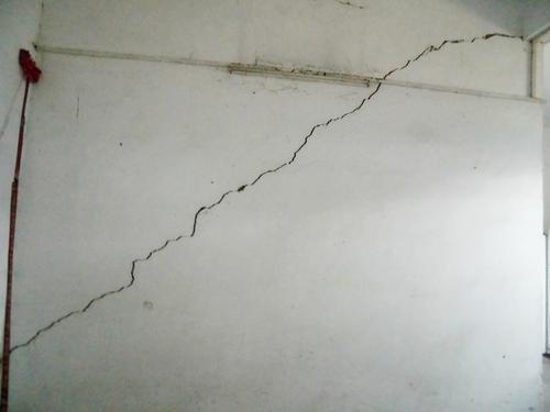 農村自建房墻出現了裂縫。為什么？
